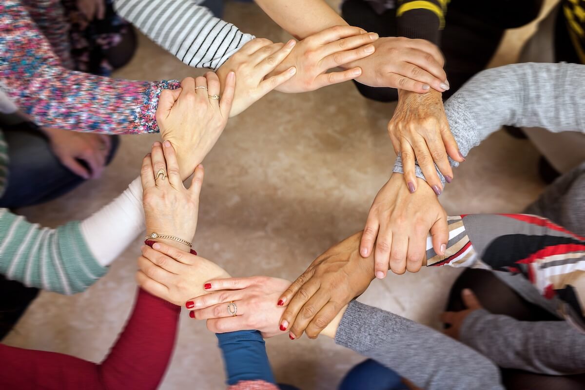 Viele Hände bilden einen Ring